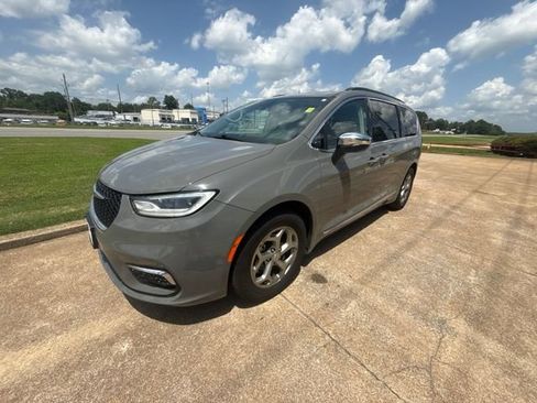 Used 2023 Chrysler Pacifica Limited FWD image 4