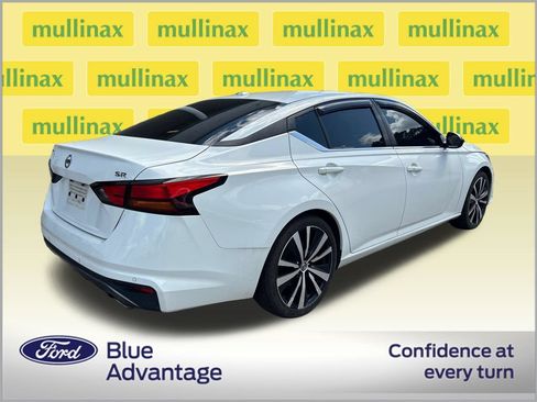 Used 2022 Nissan Altima 2.5 SR FWD image 2
