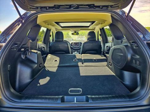 Certified 2022 Jeep Cherokee Latitude w/ Sun & Sound Group AWD/4WD image 37