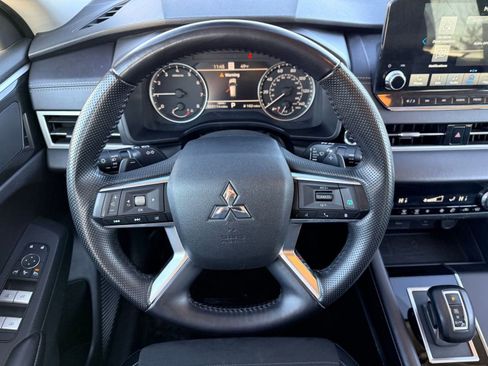 Used 2024 Mitsubishi Outlander SE image 13