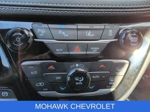 Used 2024 Chrysler Pacifica Limited FWD image 19