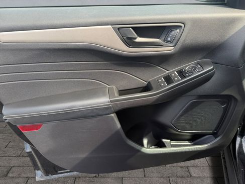 Certified 2022 Ford Escape SE w/ Cold Weather Package image 10