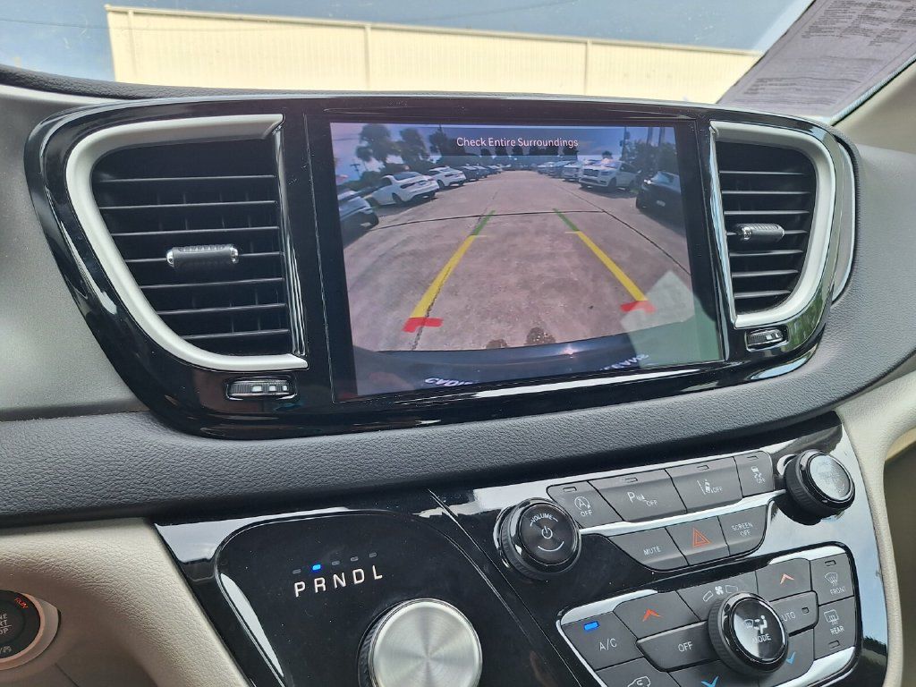 Used 2024 Chrysler Pacifica Touring-L FWD image 22