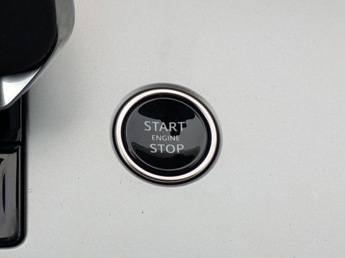 New 2025 Land Rover Range Rover Long Wheelbase SE image 16