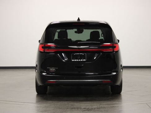 Used 2024 Chrysler Pacifica Touring-L FWD image 7
