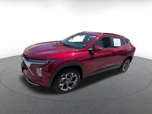 Used 2025 Chevrolet Trax LT FWD image 8