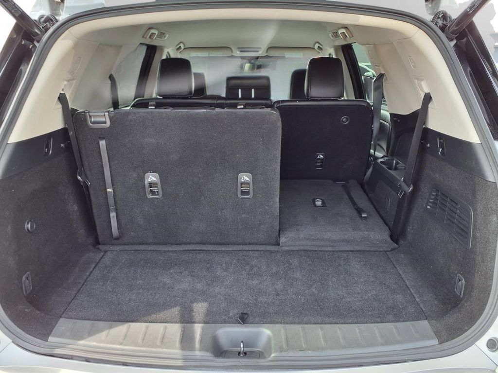 Used 2025 Nissan Pathfinder SL FWD image 29