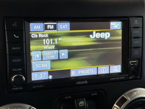 Used 2017 Jeep Wrangler Unlimited Sahara w/ Connectivity Group AWD/4WD image 19