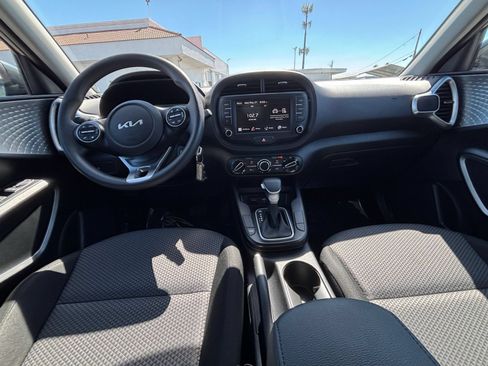Used 2025 Kia Soul LX w/ LX Technology Package FWD image 32