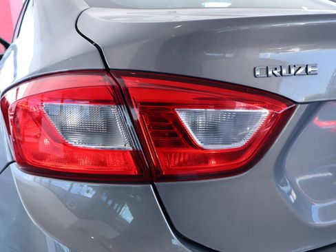 Used 2018 Chevrolet Cruze LT image 13