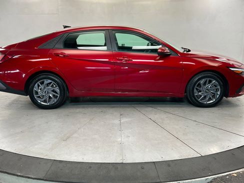 Used 2024 Hyundai Elantra SEL FWD image 6
