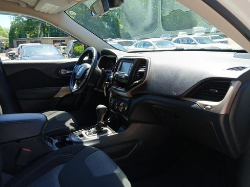 Used 2018 Jeep Cherokee Latitude w/ Altitude Package FWD image 15