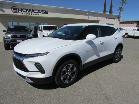 Used 2025 Chevrolet Blazer LT FWD image 3