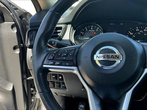 Used 2018 Nissan Rogue SV w/ Premium Package image 11