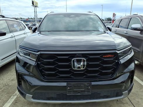 Used 2025 Honda Pilot TrailSport image 3