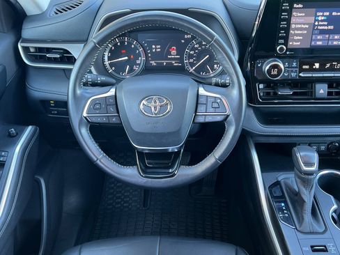 Used 2020 Toyota Highlander XLE image 11