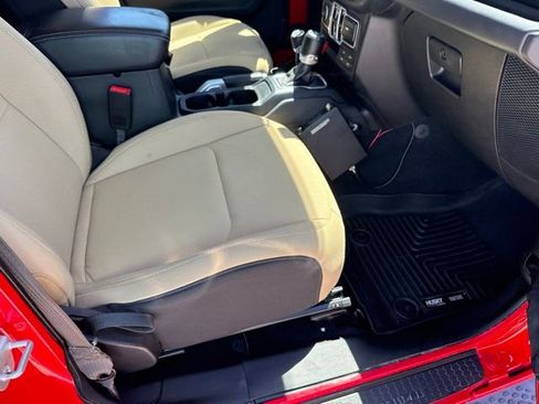 Used 2018 Jeep Wrangler Unlimited Sahara AWD/4WD image 14