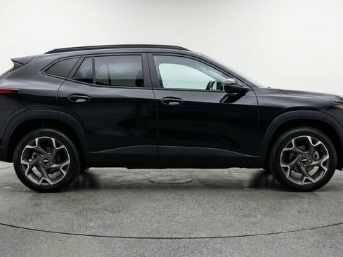 Used 2025 Chevrolet Trax LT w/ LT Convenience Package FWD image 11