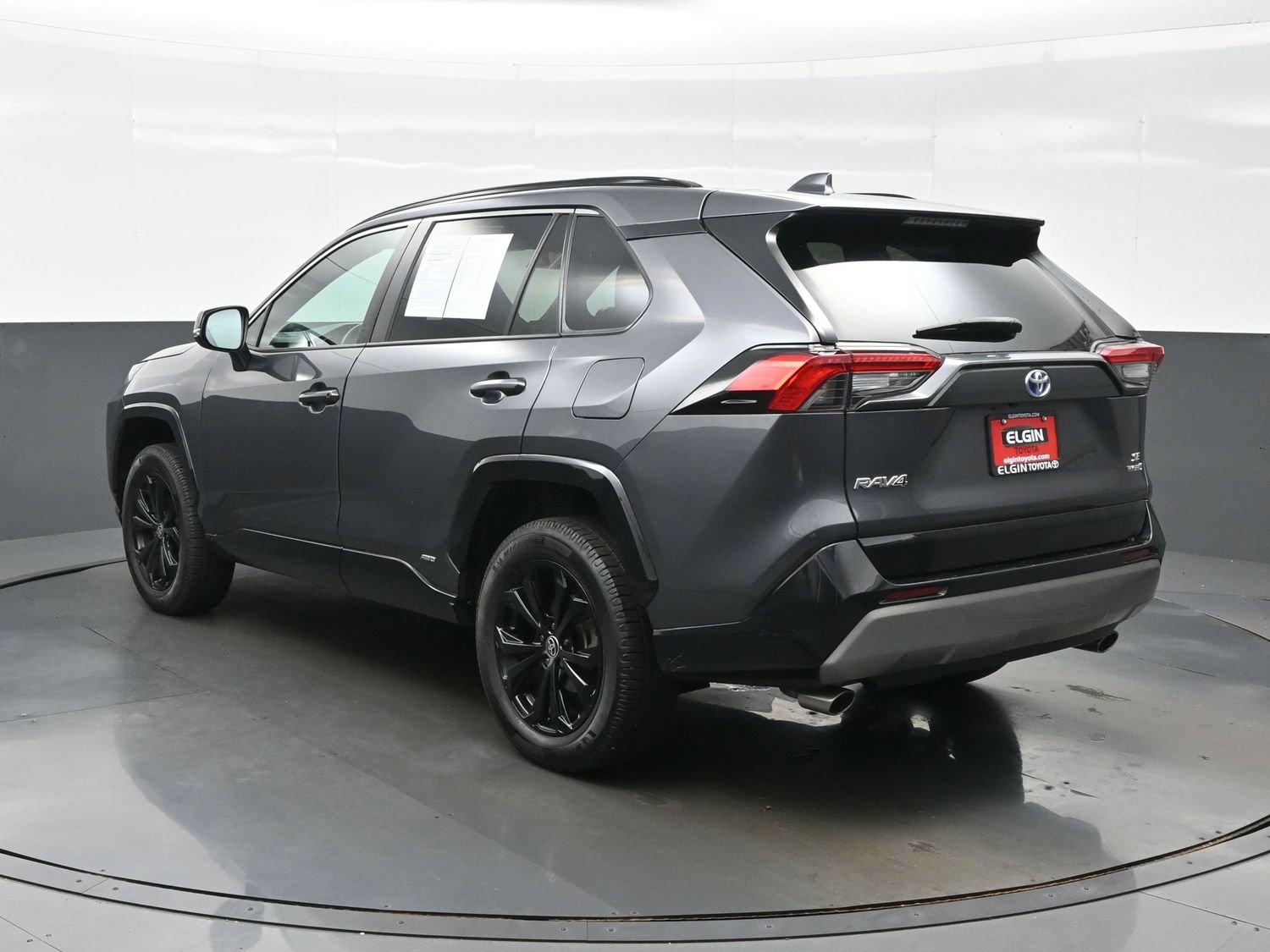 Used 2022 Toyota RAV4 SE w/ Convenience Package AWD/4WD image 4