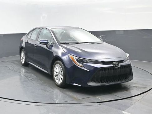 Used 2022 Toyota Corolla LE image 2