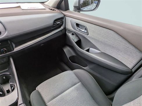 Used 2022 Nissan Rogue SV image 18