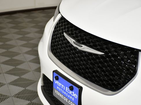 Used 2024 Chrysler Pacifica Touring-L image 11