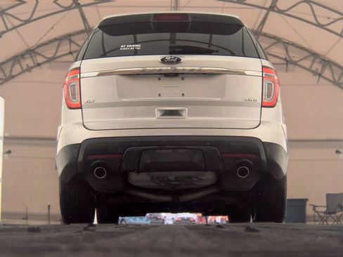 Used 2014 Ford Explorer XLT w/ Equipment Group 202A AWD/4WD image 7
