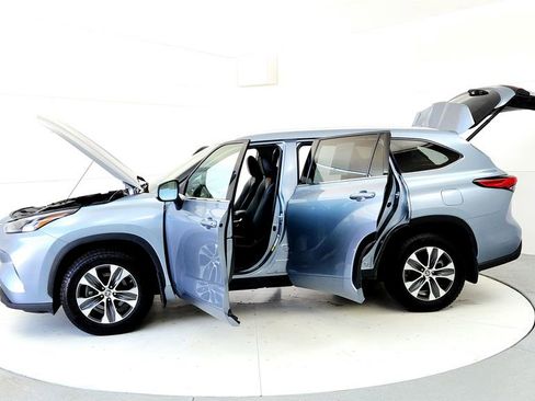 Used 2022 Toyota Highlander XLE AWD/4WD image 10