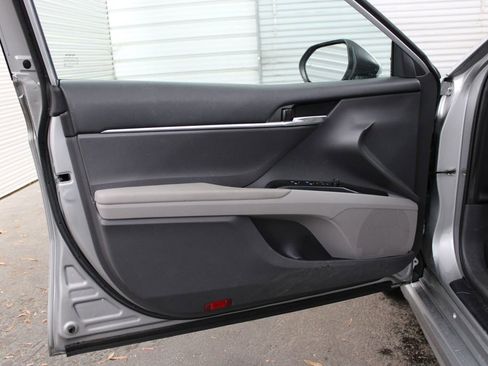 Used 2020 Toyota Camry SE w/ Sunroof Package image 7