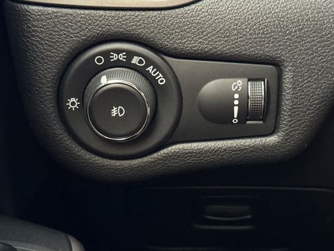 Used 2019 Jeep Cherokee Latitude w/ Popular Appearance Group AWD/4WD image 28