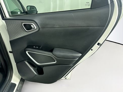Used 2025 Kia Soul LX w/ LX Technology Package FWD image 30