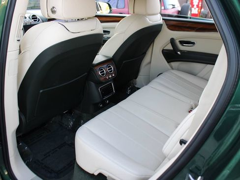 Used 2019 Bentley Bentayga AWD/4WD image 17