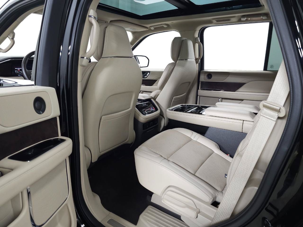Used 2018 Lincoln Navigator Reserve w/ Technology Package AWD/4WD image 37
