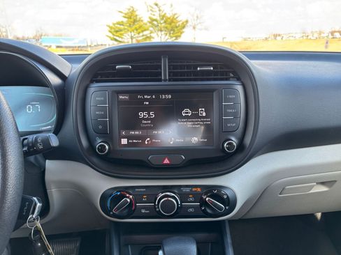 Used 2025 Kia Soul LX w/ LX Technology Package image 17