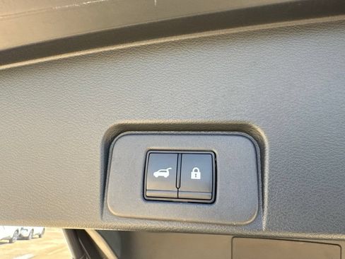 Certified 2025 Nissan Rogue SV FWD image 34
