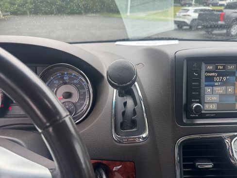 Used 2016 Chrysler Town & Country Touring FWD image 21