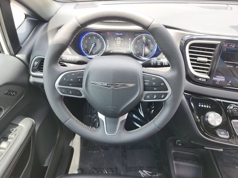 Used 2025 Chrysler Pacifica Select FWD image 34