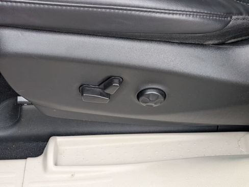 Used 2023 Chrysler Pacifica Touring-L FWD image 16
