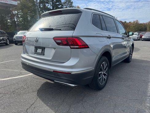 Used 2020 Volkswagen Tiguan SE w/ Panoramic Sunroof Package image 4