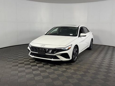 Used 2025 Hyundai Elantra SEL FWD image 2