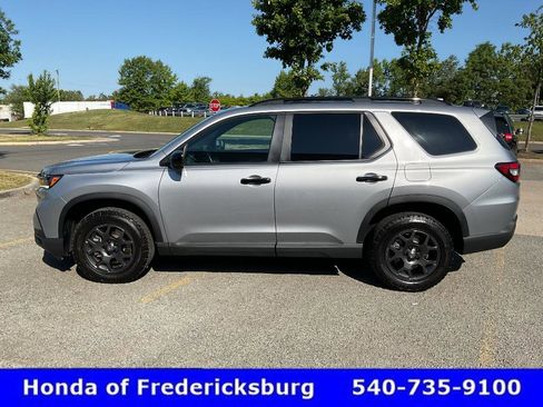 Certified 2025 Honda Pilot TrailSport image 3