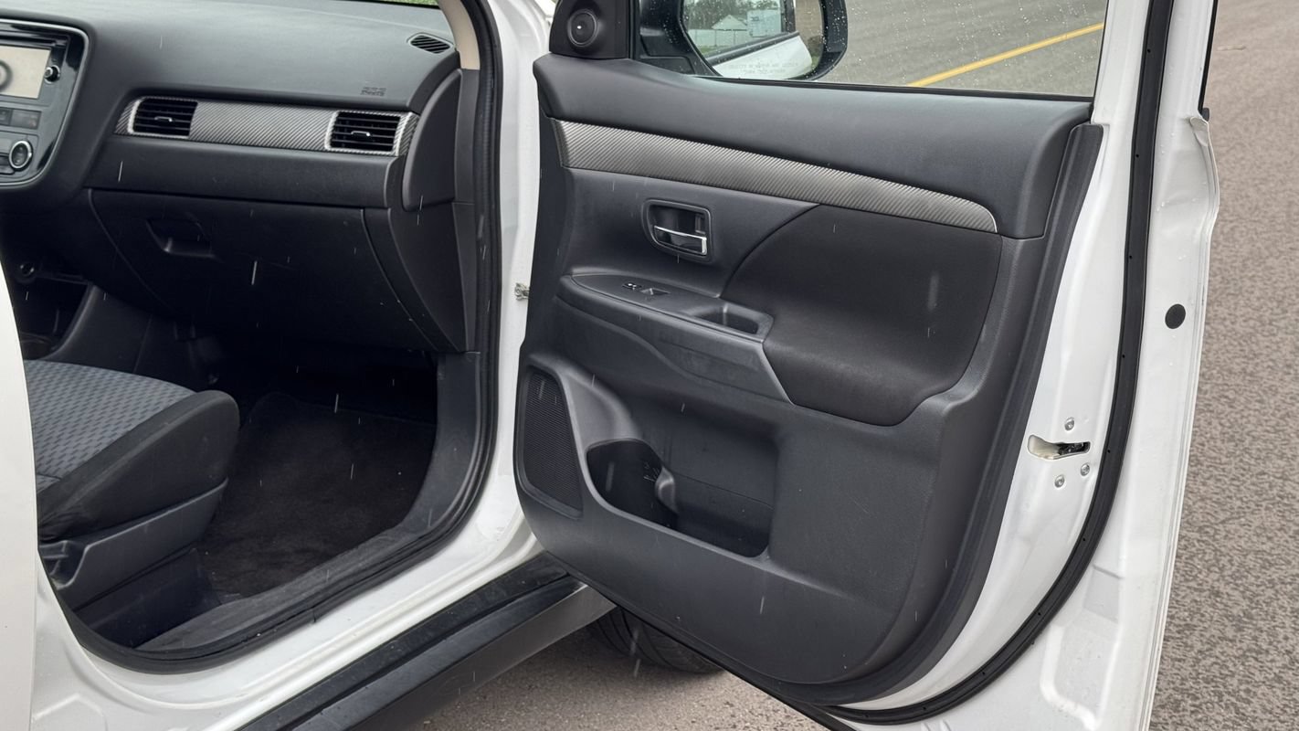 Used 2014 Mitsubishi Outlander SE FWD image 26