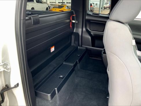 Used 2020 Toyota Tacoma SR AWD/4WD image 17