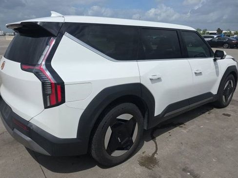 Used 2024 Kia EV9 Light Long Range RWD image 3