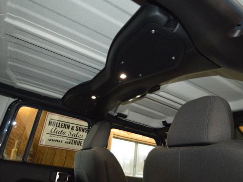 Used 2025 Jeep Wrangler Unlimited Sahara image 18