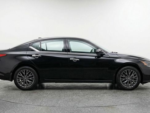 Used 2025 Nissan Altima 2.5 SV image 11