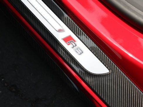 Used 2018 Audi R8 V10 plus w/ Full Leather Package image 31