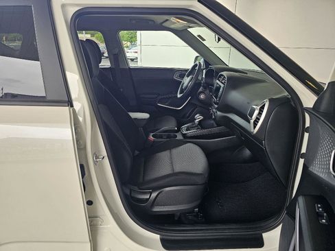 Used 2025 Kia Soul LX w/ LX Technology Package FWD image 12