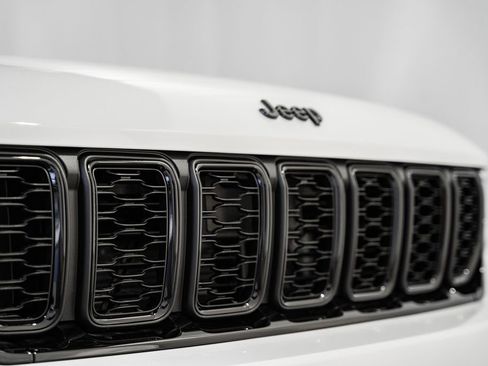 New 2025 Jeep Grand Cherokee Limited image 11