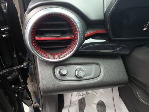 Used 2024 Chevrolet Trax RS w/ Sunroof Package FWD image 21